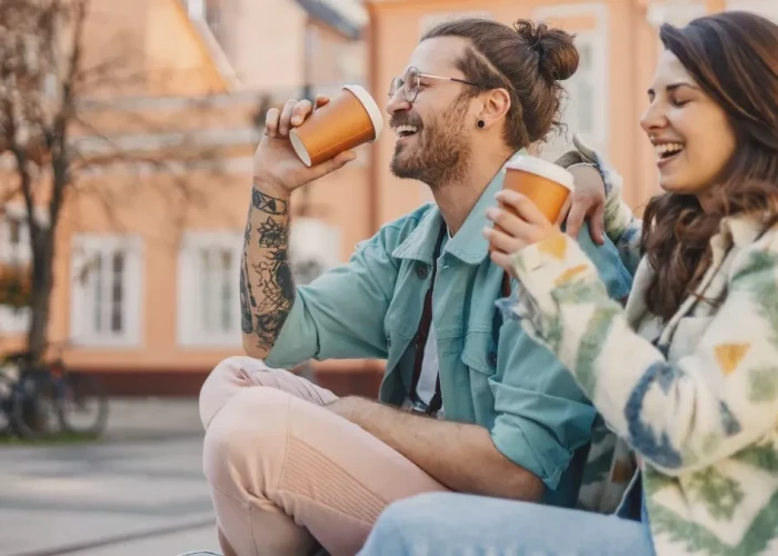 Παίρνετε καφέ απ' έξω; Μαζί του πίνετε και χιλιάδες μικροπλαστικά – Το ποτήρι κάνει τη διαφορά