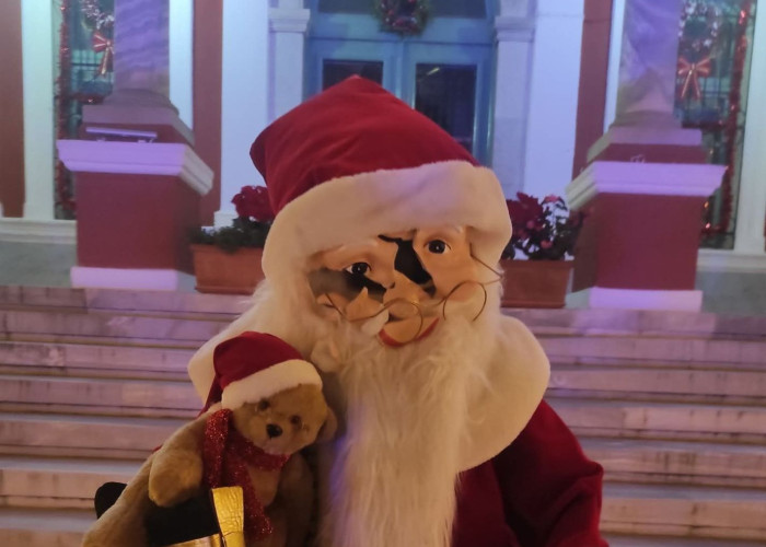 Χριστούγεννα - Σέρρες: Έσπασαν τον Άγιο Βασίλη μπροστά στη Νομαρχία