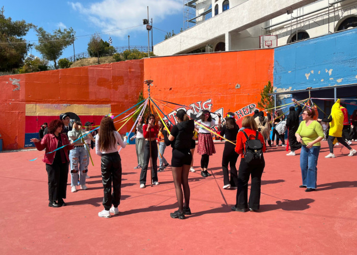 Μαθήτριες και μαθητές αναβιώνουν το «γαϊτανάκι» στην πλατεία Ελευθερίας