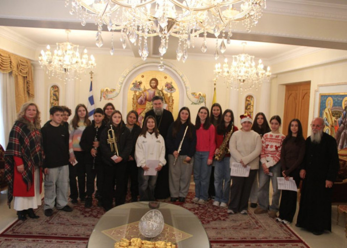 Καλαντιστές «πλημμύρισαν» το Επισκοπείο Σερρών