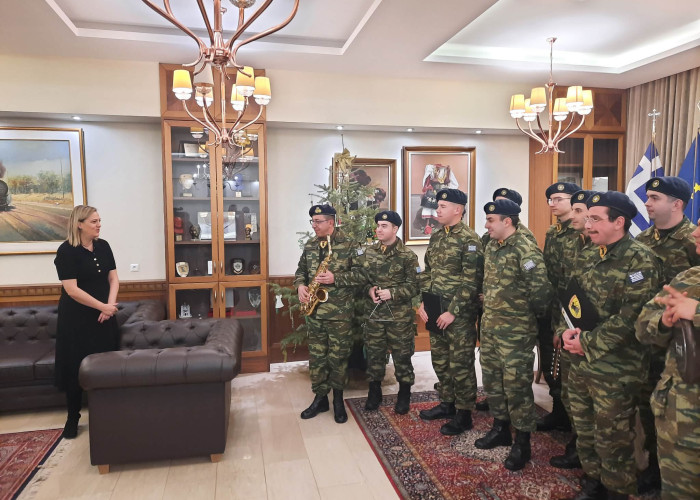 Χριστουγεννιάτικες μελωδίες και ευχές στη Δήμαρχο Σερρών Βαρβάρα Μητλιάγκα