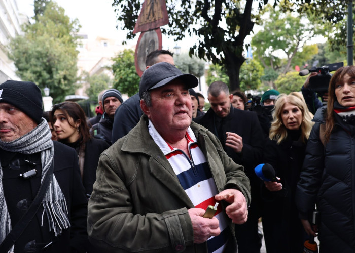 Ανεστίδης έξω από το Μαμίμου: "Να μας δώσουν τα κλεμμένα λεφτά που μας έτρωγαν"