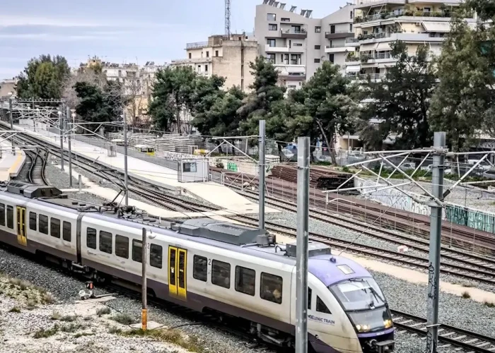 Φωτιά στον Ασπρόπυργο: Διακοπή κυκλοφορίας των τρένων του Προαστιακού στη γραμμή Κιάτο – Πειραιάς – Κιάτο