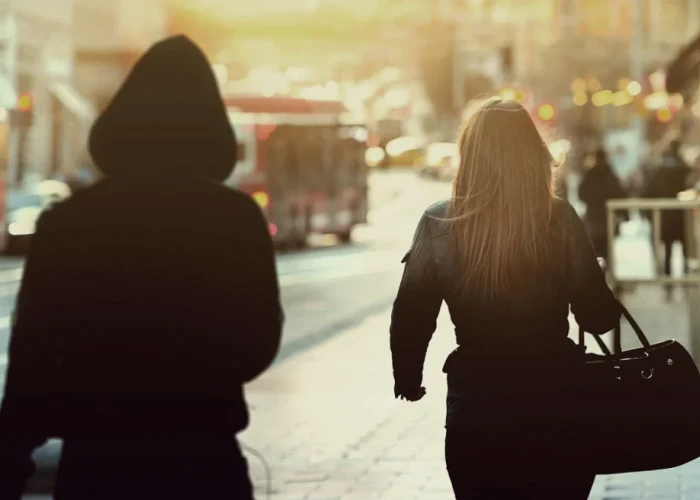 Στη φυλακή 55χρονη stalker: Έγινε η «σκιά» δημοσιογράφου για 15 χρόνια, της έστελνε δώρα και της ζητούσε να βρεθούν