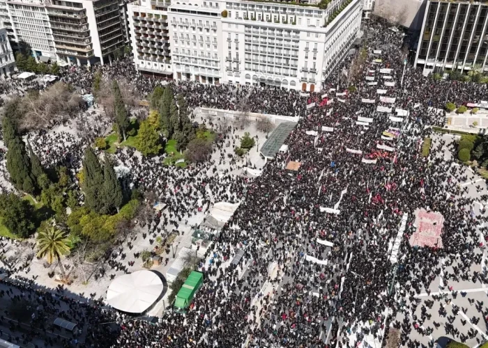 Τρία χρόνια από τα Τέμπη: Γέμισε με κόσμο η πλατεία Συντάγματος – Σε εξέλιξη η διαδήλωση