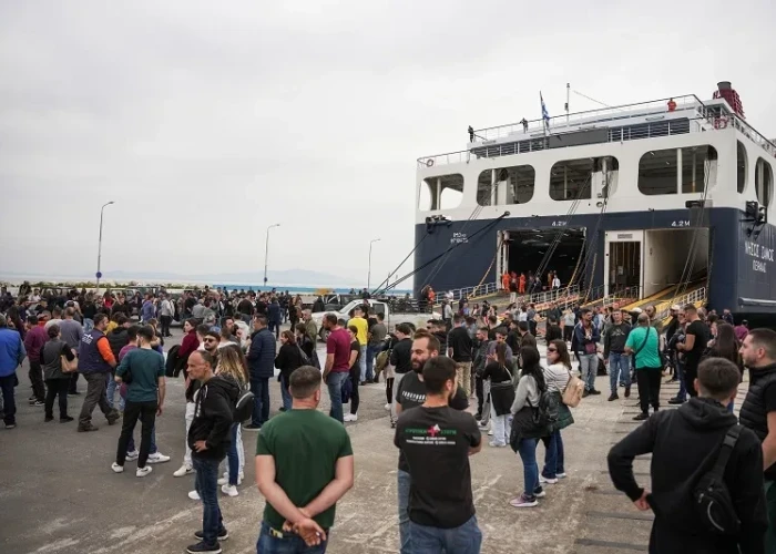 Μυτιλήνη: Κατάληψη καταπέλτη πλοίου από κτηνοτρόφους- Εκτός πλοίου οι μισοί επιβάτες, ΙΧ και φορτηγά