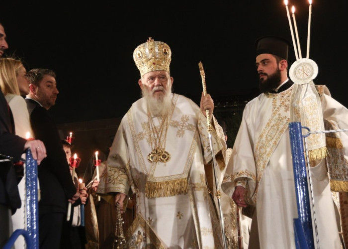 Κατανυκτική ατμόσφαιρα στην Ανάσταση σε όλη τη χώρα – Το μήνυμα Ιερώνυμου