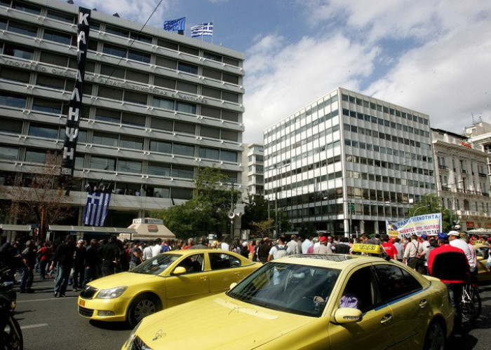 Ψήφισμα ΓΣΕΒΕΕ υπέρ των ΤΑΞΙ: Ζητά απόσυρση ρυθμίσεων για τις πλατφόρμες