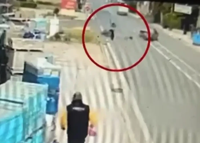 Σοβαρό τροχαίο στην Αρτέμιδα: Αυτοκίνητο μπήκε μπροστά σε μοτοσικλετιστή, τον εκσφενδόνισε και τον παράτησε αβοήθητο