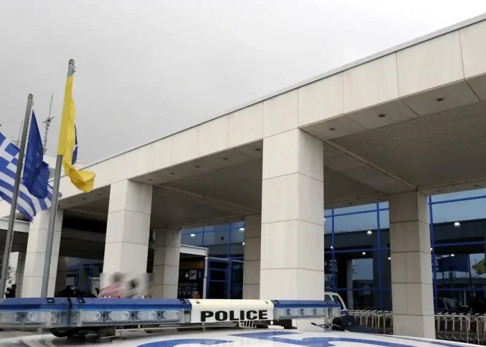 Χειροπέδες σε 40χρονο αλλοδαπό στο «Ελευθέριος Βενιζέλος», καταζητείτο με ευρωπαϊκό ένταλμα για διακίνηση μεταναστών