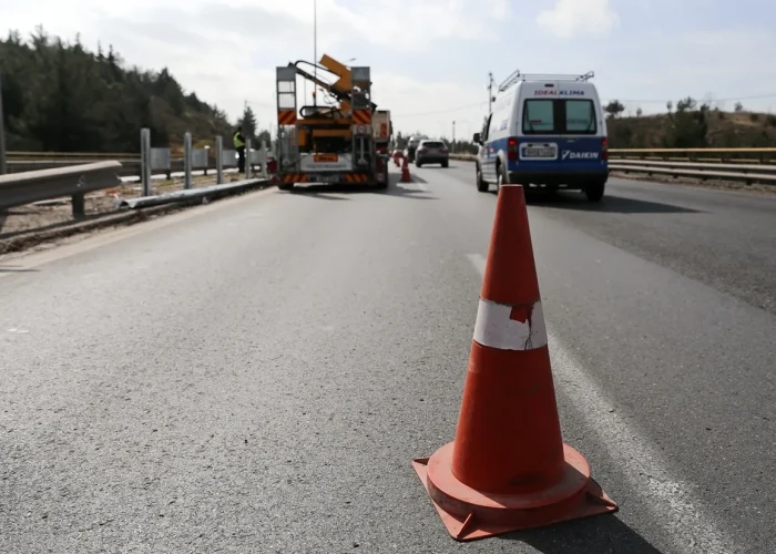 Εργασίες τοποθέτησης στηθαίων στην Εθνική Οδό Θεσσαλονίκης- Νέων Μουδανιών από την Περιφέρεια Κεντρικής Μακεδονίας