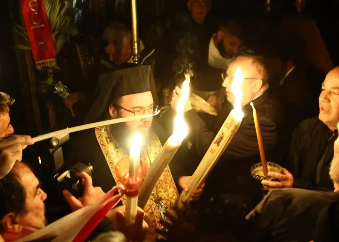 Εσβησε το κερί με το Άγιο Φως που κρατούσε ιερέας σε εκκλησία στην Εύβοια