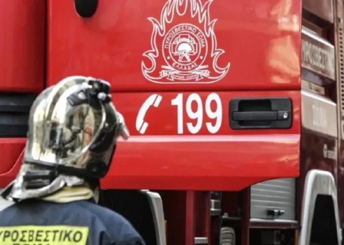 Φωτιά τώρα στα Σπάτα, καίγεται αποθήκη επιχείρησης