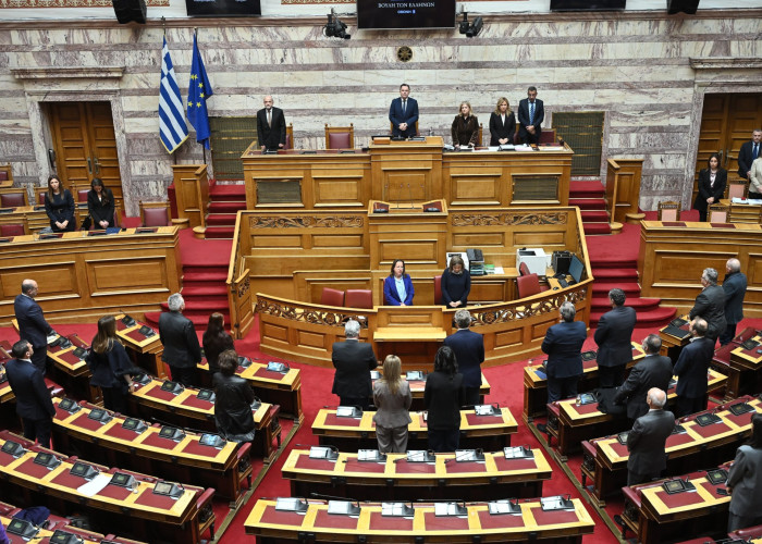 Στη μνήμη των θυμάτων του τραγικού δυστυχήματος των Τεμπών-Επετειακή αναφορά και ενός λεπτού σιγή από τη Βουλή των Ελλήνων