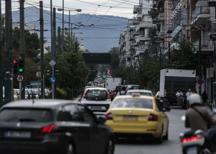 Οδηγός αυτοκινήτου κινείται στο αντίθετο ρεύμα κυκλοφορίας στη λεωφόρο Αλεξάνδρας