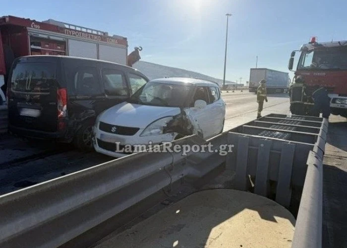 Σφοδρό τροχαίο με δύο τραυματίες στα διόδια Θήβας - Απεγκλωβίστηκε οδηγός