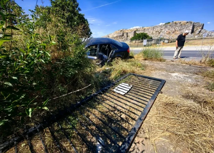 Σφοδρό τροχαίο με πέντε τραυματίες στην Αργολίδα – Αυτοκίνητο «καρφώθηκε» σε μάντρα