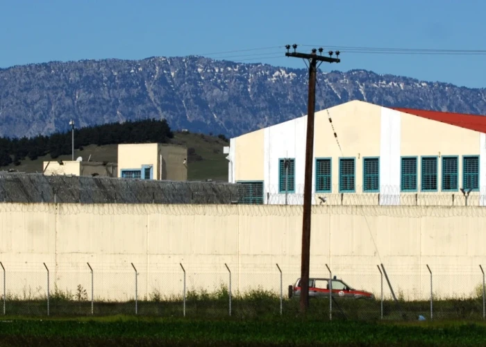 Άγριο σκηνικό στις φυλακές Τρικάλων: Κρατούμενοι απείλησαν συγκρατούμενό τους με μαχαίρι και ζήτησαν €4.000