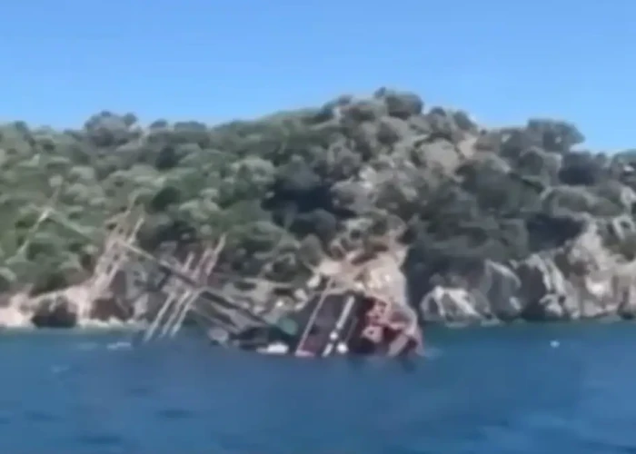 Τουρκία: Τουριστικό σκάφος βυθίστηκε στη Μαρμαρίδα – 148 επιβάτες βούτηξαν στη θάλασσα για να σωθούν