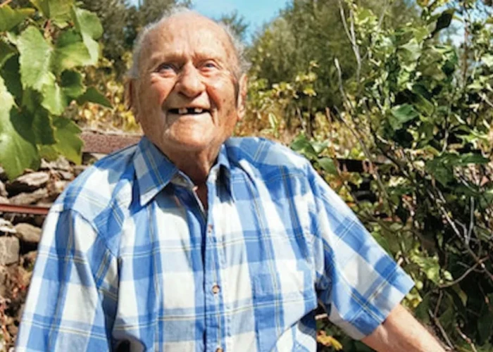 Ο Σταμάτης διαγνώστηκε με καρκίνο πνεύμονα στα 60 του – Του έδιναν λίγους μήνες ζωής, γύρισε στην Ικαρία και «πάτησε» τα 98