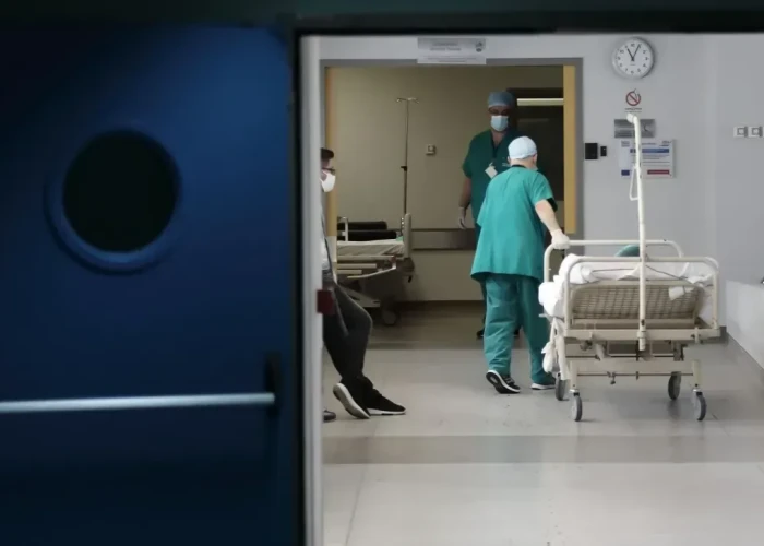 Τροχαίο με ασθενοφόρο στα Χανιά: Με κάκωση στον θώρακα και τραύματα στα πλευρά ο ένας διασώστης