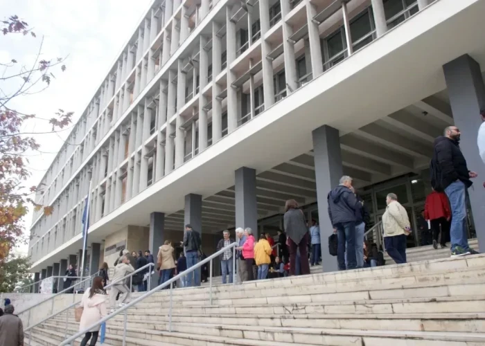 Ελεύθεροι με όρους τρεις κατηγορούμενοι για ρευματοκλοπές στη Θεσσαλονίκη