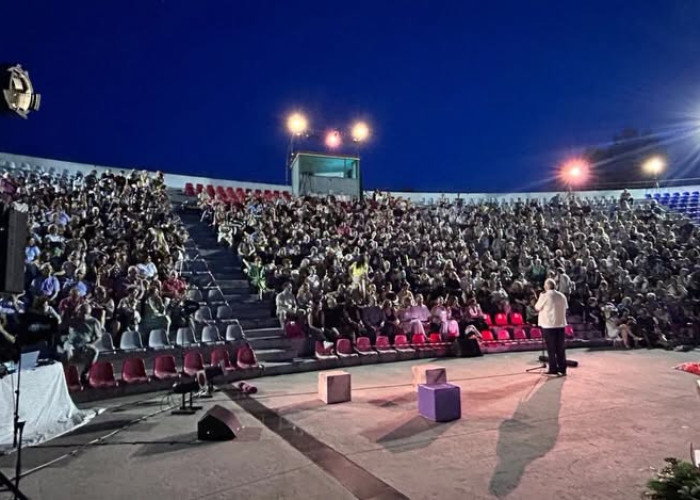 ΔΗΠΕΘΕ Σερρών -Μεγάλη ανταπόκριση του κοινού στις «Νεφέλες» του Αριστοφάνη