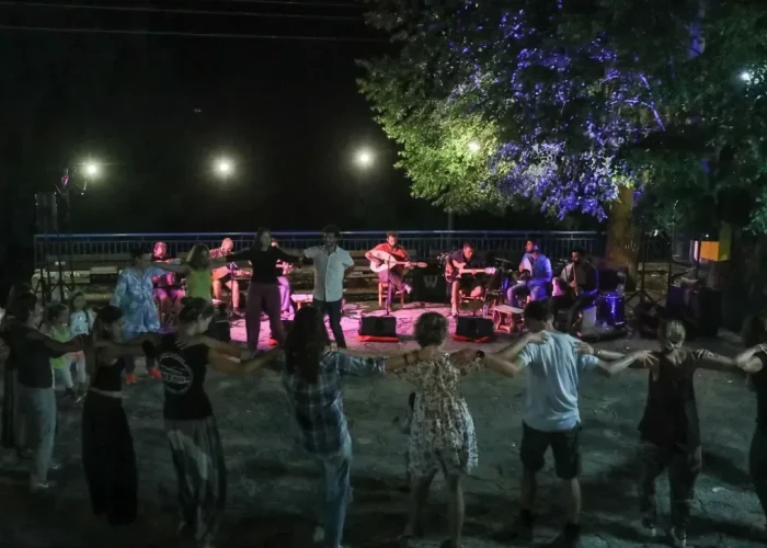 Άγριος καβγάς σε πανηγύρι στο Αντίρριο - «Καρεκλοπόλεμος» και γροθιές μετά... μουσικής