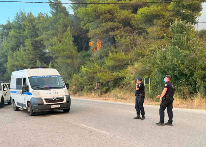 Φωτιά Χαλκιδική: Δύο συλλήψεις και μία ταυτοποίηση για την επίθεση σε βάρος τηλεοπτικού συνεργείου κατά τη διάρκεια πυρκαγιάς