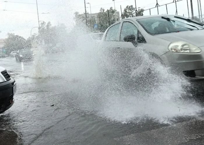 Κακοκαιρία στην Αθήνα: Συσσώρευση υδάτων στην Πειραιώς - Πού έχει διακοπεί η κυκλοφορία