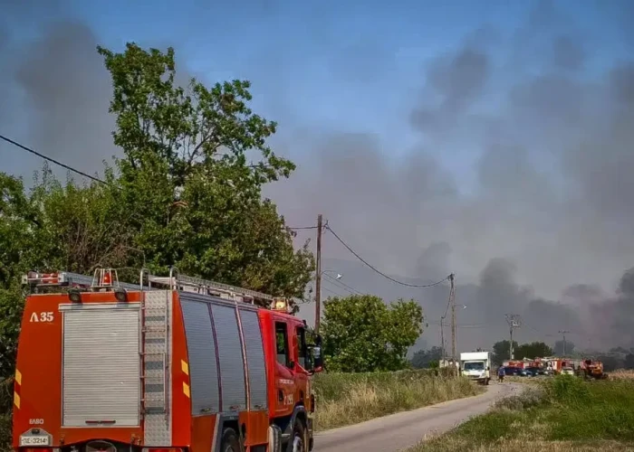 Φωτιά στη Σητεία πάνω από την Αγία Τριάδα – Ισχυροί άνεμοι στην περιοχή