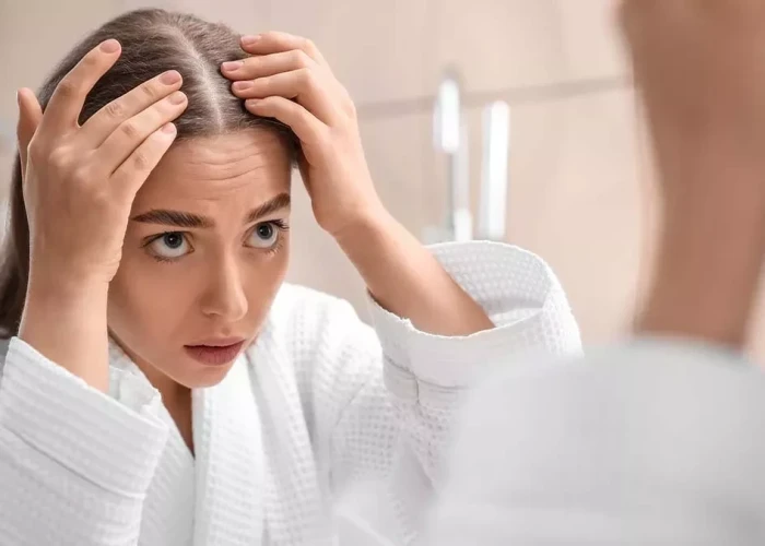 Τριχόπτωση: Τι πραγματικά βοηθά να αναγεννηθούν τα μαλλιά – Δερματολόγος απαντά