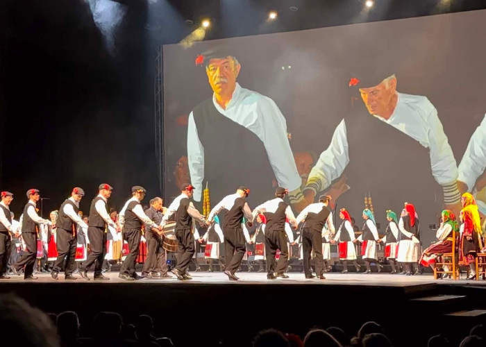 Η μουσικοχορευτική παράσταση στο Christmas Theater Αφιερωμένη στον χοροδιδάσκαλο Κουλιάλη Νικόλαο