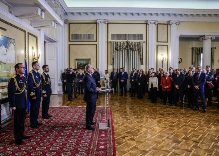 Γιορτή τάχα … ή του Καραγκιόζ ο μπερντές ; Γράφει ο Μάρκος Μπόλαρης