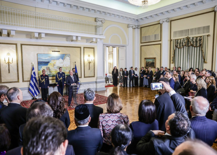Ο Πρόεδρος της ΕΠΤΕ Θέμης Πεταλωτής στην δεξίωση του Προέδρου της Δημοκρατίας - Στα "πηγαδάκια" κυρίαρχο θέμα οι εκλογές