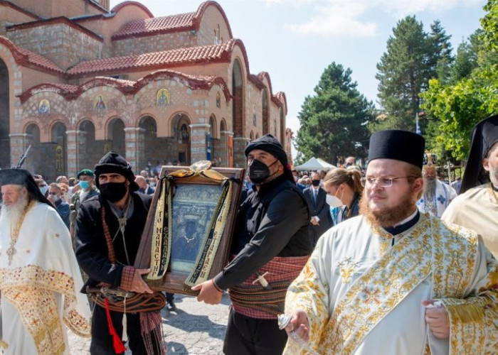 Δεκαπενταύγουστος στην Παναγία Σουμελά: Χιλιάδες πιστοί στο Βέρμιο – Παρουσία του Προέδρου της Δημοκρατίας ο φετινός εορτασμός