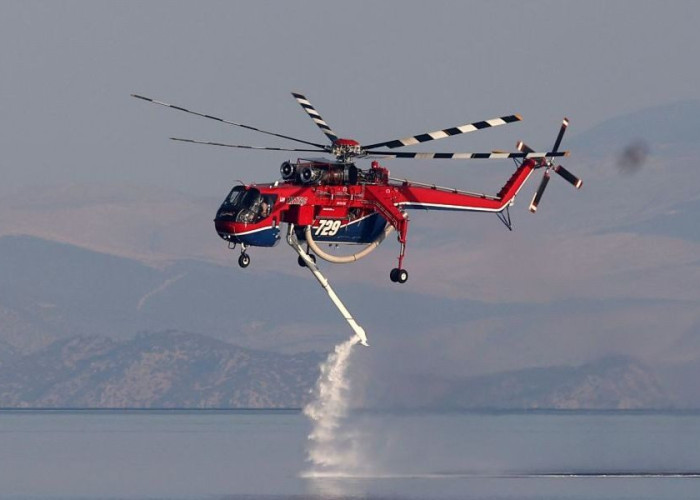 Φωτιά στην Μάνδρα: Σηκώθηκε εναέριο, στο σημείο 15 πυροσβέστες