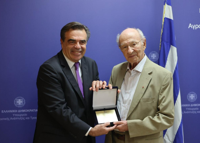 Ο Μαργαρίτης Σχοινάς τίμησε τον Άγγελο Ζαχαρόπουλο για τη διαχρονική προσφορά του στην ελληνική γεωργία