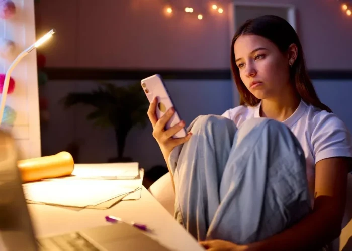 Social media: Όσο περισσότερο scroll, τόσο περισσότερο κέρδος για τις πλατφόρμες – Το τίμημα για τα παιδιά