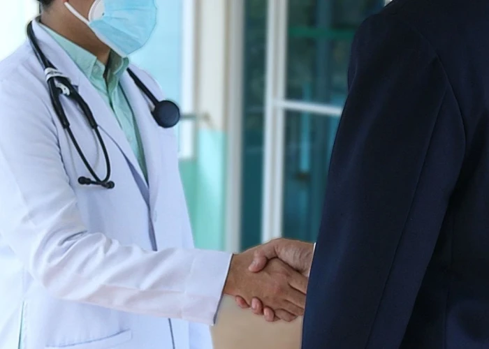 Κλινική που λειτουργούσε παράνομα στην Κύπρο έκανε πλασμαφαίρεση... τύπου Μαζωνάκη