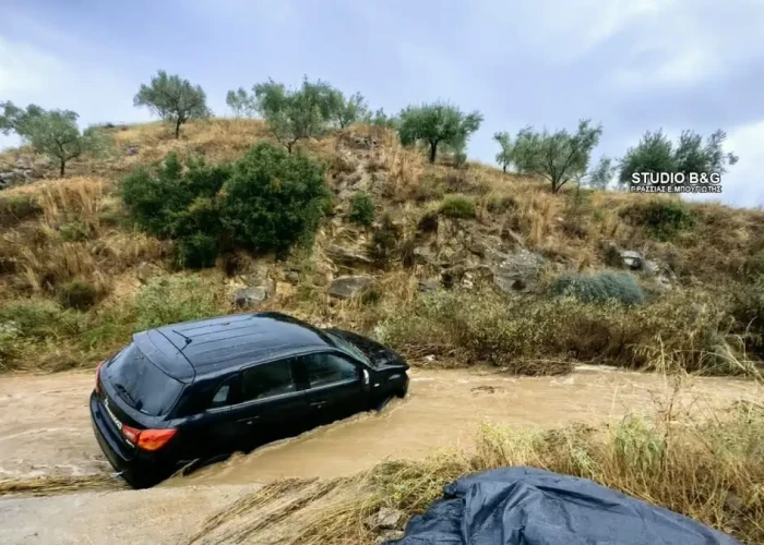 Θρίλερ στην Αργολίδα: Ηλικιωμένοι παρασύρθηκαν με το αυτοκίνητό τους από τα ορμητικά νερά