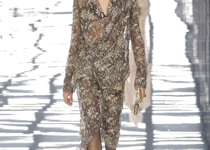 Fendi SS27: H Raffaella Carrà έγινε η μούσα της Maria Grazia Chiuri