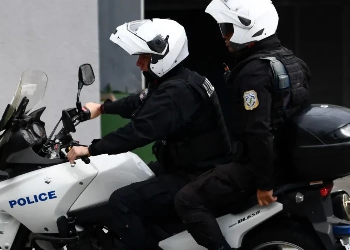 Ομόνοια: 33χρονος είχε κρύψει κοκαΐνη κάτω από λεβιέ οχήματος - Δύο συλλήψεις