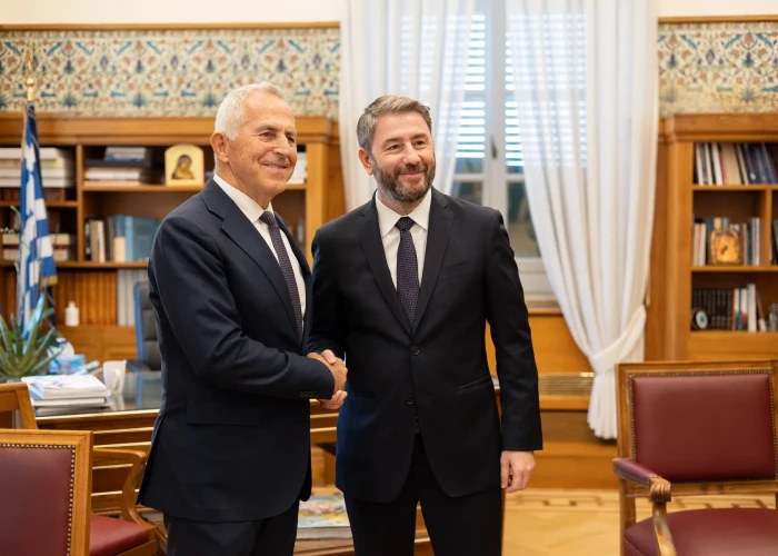 Στο ΠΑΣΟΚ ο Ευάγγελος Αποστολάκης: «Συνεργασία και συστράτευση για το καλό της χώρας»