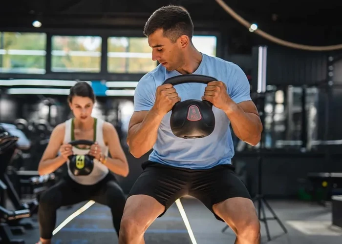 Η άσκηση που προτείνει μια personal trainer για δύναμη και ισορροπία μετά τα 60