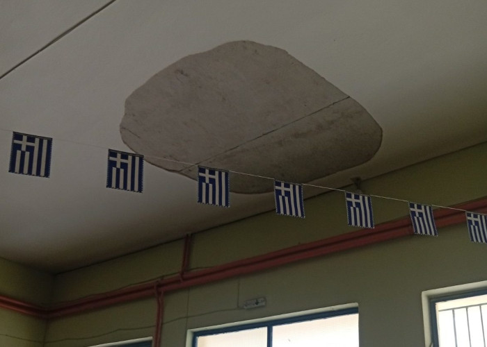 ΚΚΕ Σερρών: «Λίγα λεπτά  πριν πέσει μέρος του ταβανιού, περνούσαν αμέριμνοι μαθητές, δάσκαλοι,  καθαρίστριες»