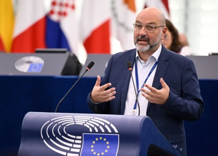 Σάκης Αρναούτογλου: «Ούτε δορυφόρος της Ουάσιγκτον, ούτε όμηρος του Πεκίνου. Η Ευρώπη χρειάζεται δική της φωνή»