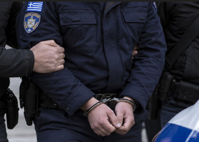 Συνελήφθη αστυνομικός για δωροληψία, ψευδή βεβαίωση και παράβαση της νομοθεσίας για τις ταυτότητες