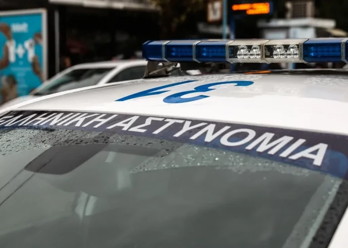 Βρέθηκαν δίδυμα 2 ετών μόνα τους σε διαμέρισμα στην Κυψέλη - Συνελήφθη η μητέρα τους