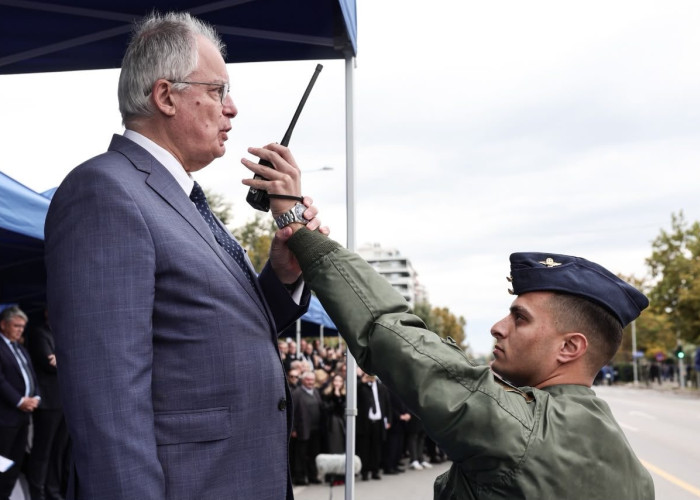 Συνομιλία του Προέδρου της Δημοκρατίας με τον Κυβερνήτη του F-16 «ΖΕΥΣ» στην παρέλαση της Θεσσαλονίκης